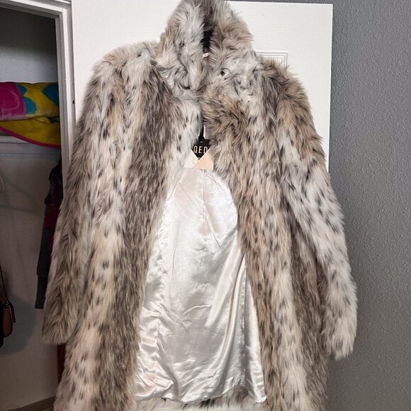 SNOW LEOPARD FAUX FUR COAT- US 8 NEW - Picture 1 of 5